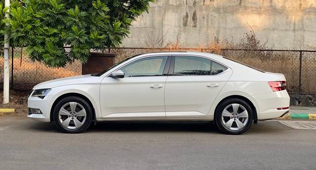 https://images10.gaadi.com/usedcar_image/4586172/original/37911038ca92ab9f127ffc9e90ef181f.jpg?imwidth=6402