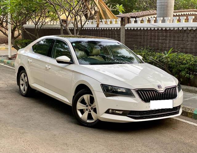 https://images10.gaadi.com/usedcar_image/4586172/original/processed_4e24364d703d797770f28a014af96c1f.jpg?imwidth=6400