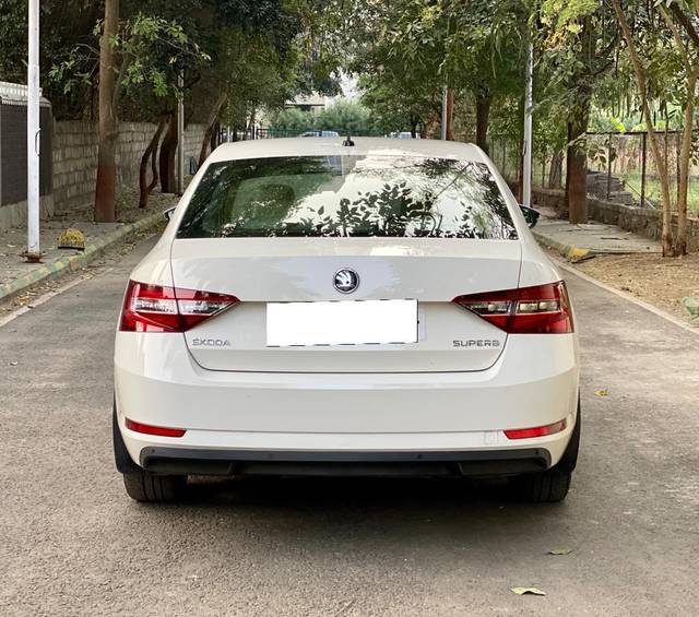 https://images10.gaadi.com/usedcar_image/4586172/original/processed_55fdb7f27042c286ad43dc36c0cba6cd.jpg?imwidth=6401
