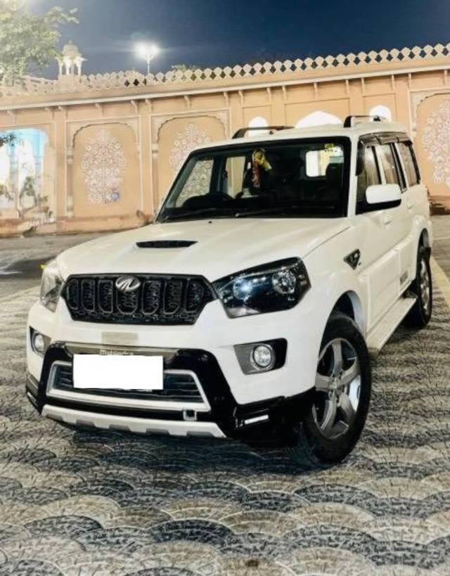 https://images10.gaadi.com/usedcar_image/4586196/original/processed_cca4f18c-96a7-4228-9fe8-5372316a8c5c.jpeg?imwidth=6402
