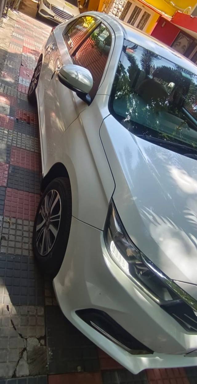 https://images10.gaadi.com/usedcar_image/4586288/original/d0b3f08eeb5cb0fb87dfdea58ce668d7.jpg?imwidth=6400