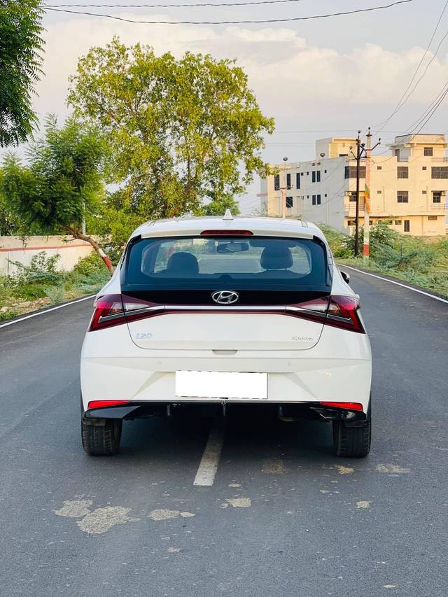https://images10.gaadi.com/usedcar_image/4586406/original/processed_30e56994-3140-4f26-bba9-55b201b2591d.jpg?imwidth=6402