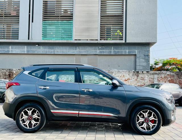 https://images10.gaadi.com/usedcar_image/4586421/original/15cb33ded671fbabe106d3ab8e8b2a35.jpg?imwidth=6401