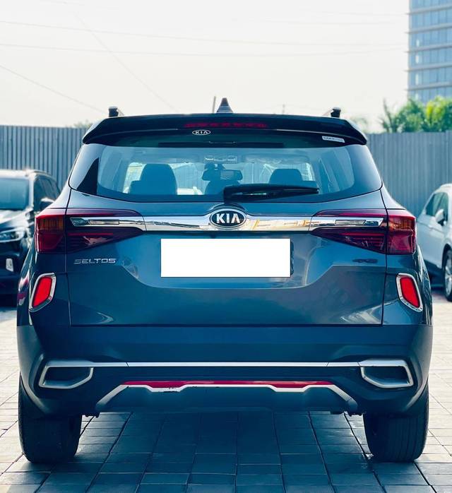 https://images10.gaadi.com/usedcar_image/4586421/original/processed_6c6f9b3a9596def7e595a2fefd141f70.jpg?imwidth=6402