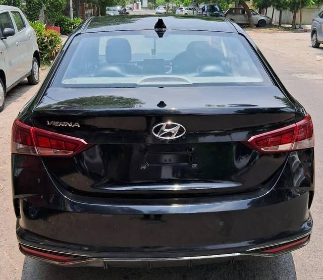https://images10.gaadi.com/usedcar_image/4586485/original/processed_fd7c42af1f7858f8fb2107d1c7c81ba3.jpg?imwidth=6402