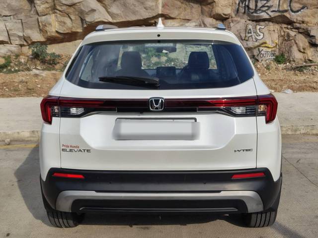 https://images10.gaadi.com/usedcar_image/4586494/original/processed_b6d9f9acba56fb5aa0a445d90af59b4d.jpeg?imwidth=6402