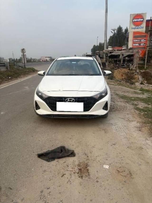 https://images10.gaadi.com/usedcar_image/4586502/original/processed_b3f1fc03-8b72-4da4-945c-6376339cc5e3.jpeg?imwidth=6400