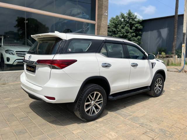 https://images10.gaadi.com/usedcar_image/4586638/original/processed_fe57e8eebd6f06e48909e85606eaf167.jpg?imwidth=6402