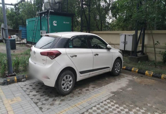 https://images10.gaadi.com/usedcar_image/4586643/original/1588afbb-a3da-4a0f-baed-70f3a15e04a5.?imwidth=6401