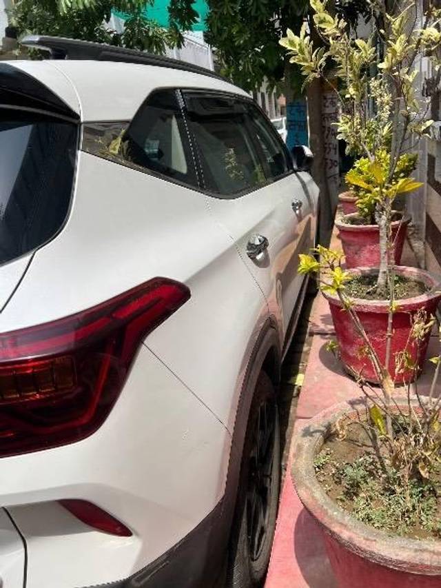 https://images10.gaadi.com/usedcar_image/4586780/original/processed_412e23bc-7516-4867-85a7-ca5536e8a01b.jpeg?imwidth=6401