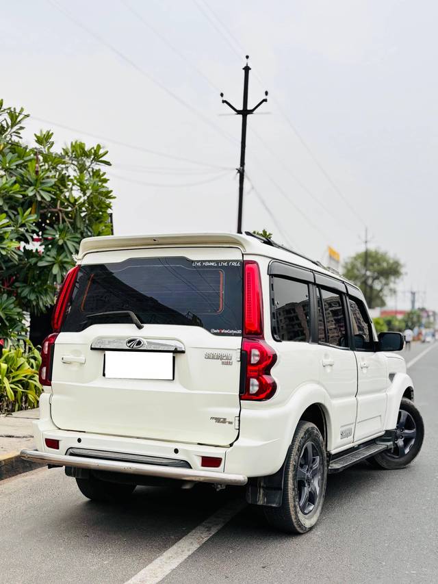 https://images10.gaadi.com/usedcar_image/4586918/original/processed_98a47cd8b4884f8ae93d363410820b09.jpg?imwidth=6402