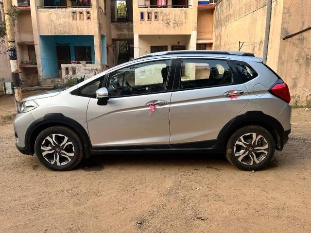 https://images10.gaadi.com/usedcar_image/4586970/original/processed_2566f8a1-5613-4d45-a76f-665141422e89.jpeg?imwidth=6402