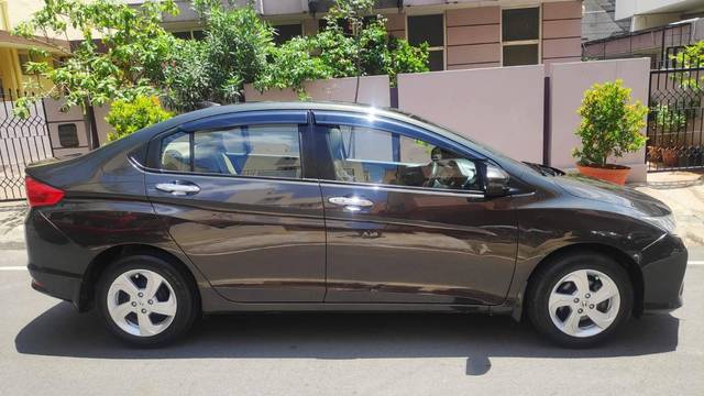 https://images10.gaadi.com/usedcar_image/4586976/original/processed_42224e8aa22feaf9a9c9cf13ae6eaaed.jpg?imwidth=6401