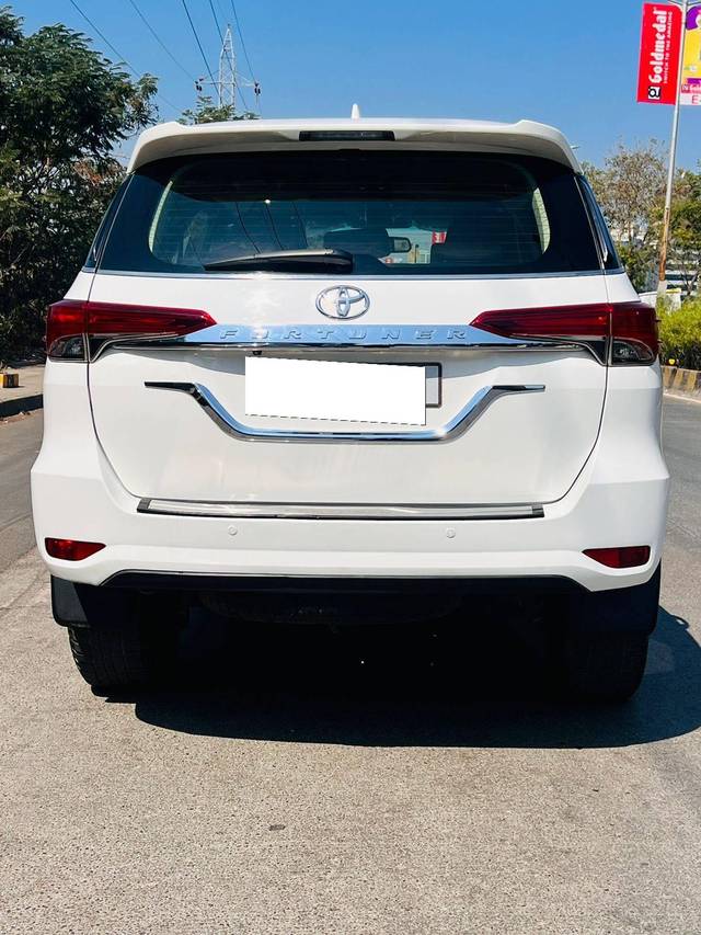 https://images10.gaadi.com/usedcar_image/4586990/original/processed_5a326ce99d89da804357c15ad92135af.jpeg?imwidth=6402