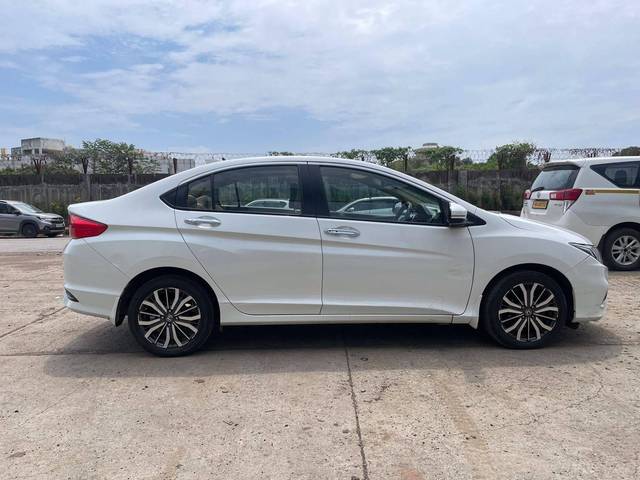 https://images10.gaadi.com/usedcar_image/4587020/original/processed_e4f7d637bf273332662a11906d75977a.jpg?imwidth=6401