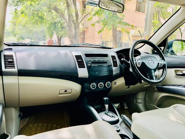 https://images10.gaadi.com/usedcar_image/4587042/original/967b8150981de431115a9ba8f6470e68.jpg?imwidth=6402