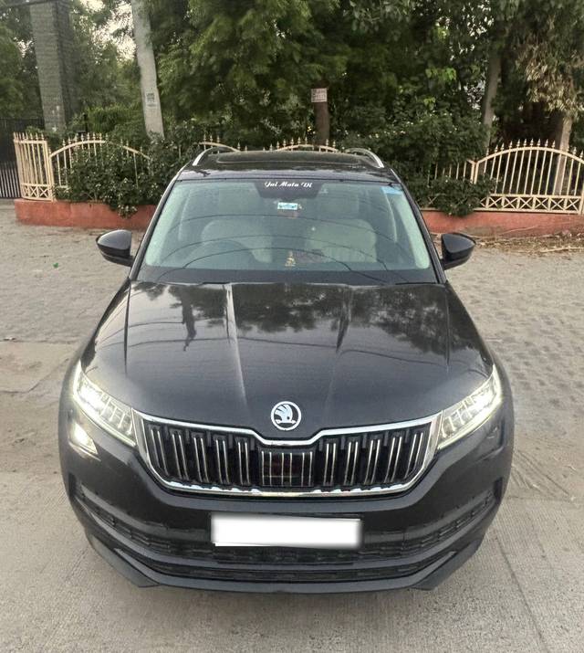 https://images10.gaadi.com/usedcar_image/4587048/original/processed_16b0ed9fce7559708d7fbb49ada60e43.jpg?imwidth=6400
