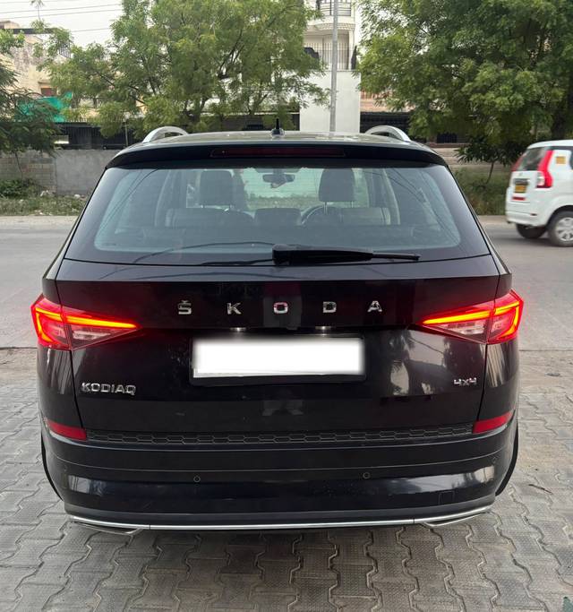 https://images10.gaadi.com/usedcar_image/4587048/original/processed_5a04500701faffa765bee1aa5e6ed6c9.jpg?imwidth=6401