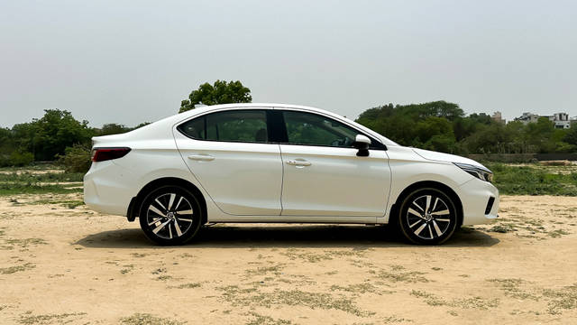 https://images10.gaadi.com/usedcar_image/4587224/original/c6f4fea42abf3f432f469d44365503ce.JPG?imwidth=6401
