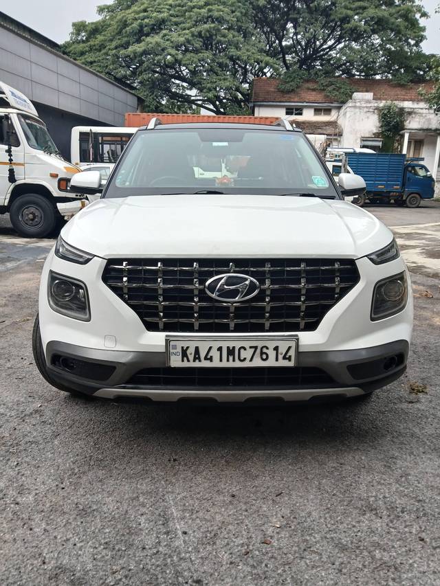 https://images10.gaadi.com/usedcar_image/4587281/original/processed_98f1c42a-a93a-418b-9a81-a09ca34a2c14.jpg?imwidth=6400