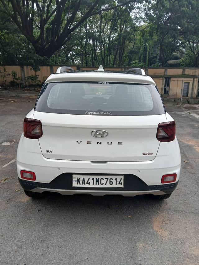 https://images10.gaadi.com/usedcar_image/4587281/original/processed_d014c019-453c-4c1d-9cbe-f23de67d566b.jpg?imwidth=6401