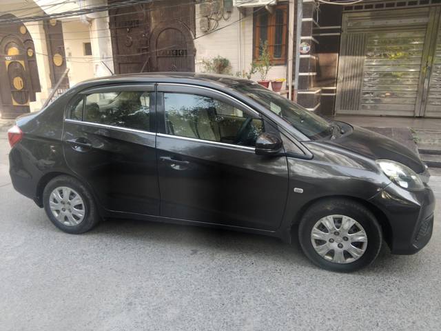 https://images10.gaadi.com/usedcar_image/4587376/original/8275ac127c858cb63a05101f22655d1e.jpg?imwidth=6401