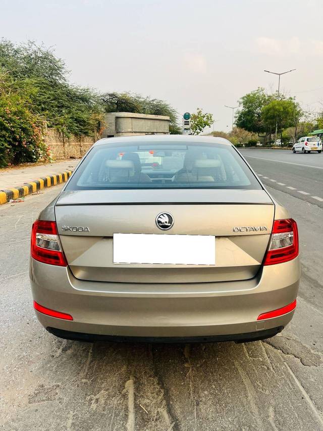 https://images10.gaadi.com/usedcar_image/4587380/original/processed_c2f7e3ecf18918bf5ff034b8f09f30d5.jpg?imwidth=6401