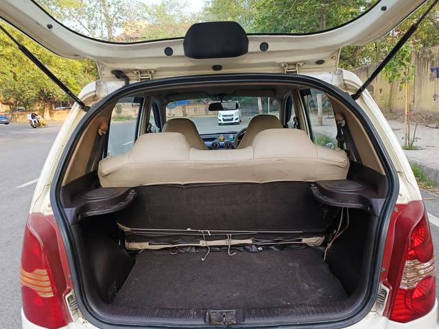 https://images10.gaadi.com/usedcar_image/4587418/original/b0e8351b8b19487aaad2e802c0efef7f.jpg?imwidth=6402