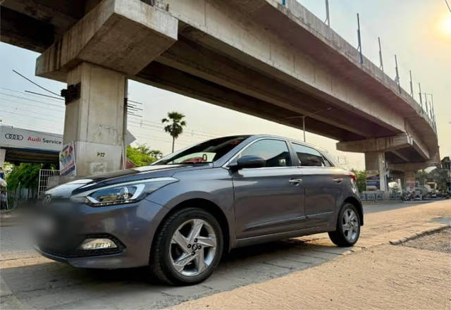 https://images10.gaadi.com/usedcar_image/4588066/original/e7056369-9c40-4cc3-a8c5-0a283fba9399.?imwidth=6402