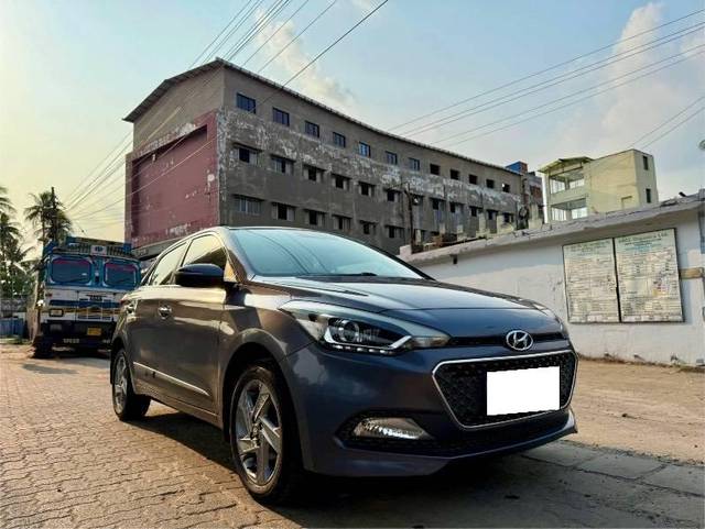 https://images10.gaadi.com/usedcar_image/4588066/original/processed_7369feb0-538e-4244-80fc-a1f436b87baa.jpeg?imwidth=6400
