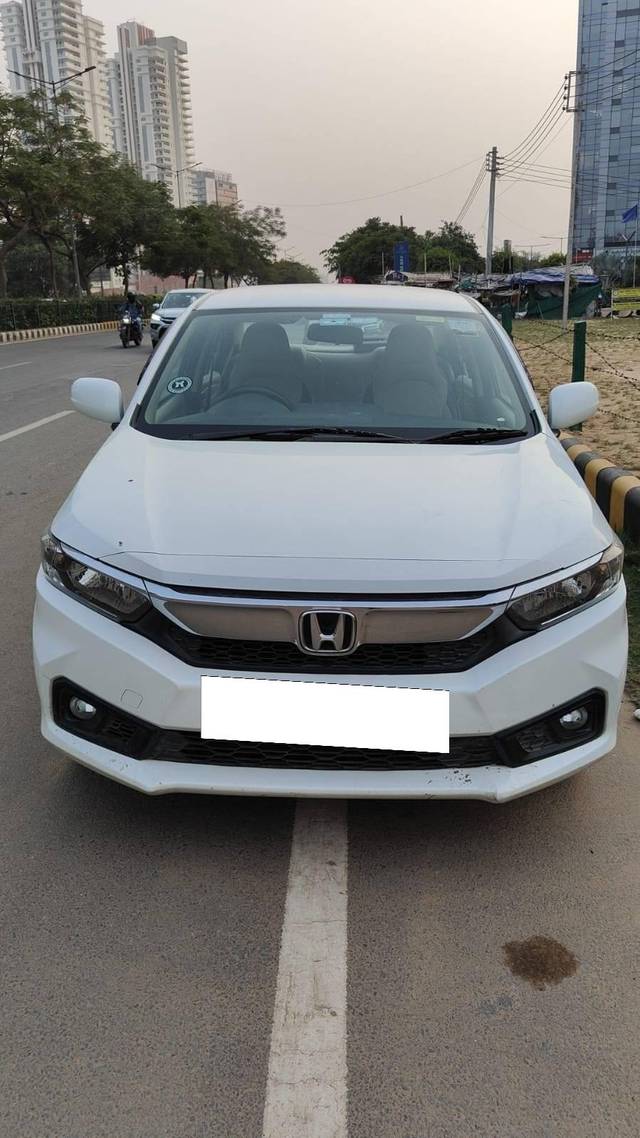 https://images10.gaadi.com/usedcar_image/4588172/original/processed_d68e0983-81ff-478d-afb1-29d2833c83e2.jpg?imwidth=6401