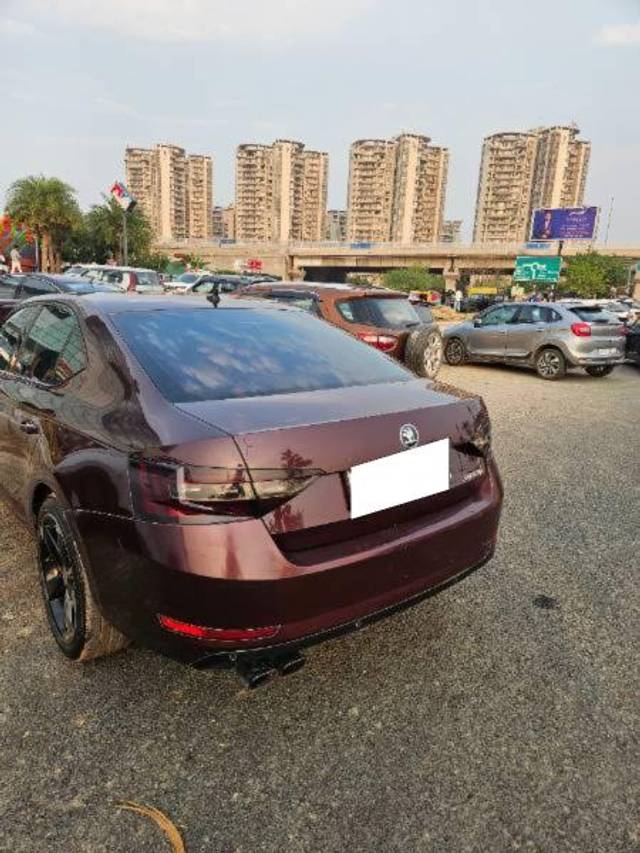 https://images10.gaadi.com/usedcar_image/4588213/original/processed_17a3f4c5-2aae-427e-9a0e-1dfcc19d9d64.jpg?imwidth=6401
