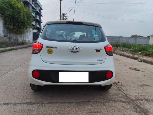 https://images10.gaadi.com/usedcar_image/4588356/original/processed_b9e9d6ff-94e3-4ffd-b6dc-cffc9aa7e646.jpg?imwidth=6402