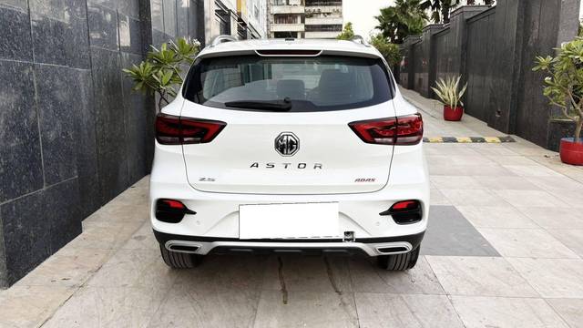 https://images10.gaadi.com/usedcar_image/4588538/original/processed_fe0d39750e3ed0ecfe00a67e56faf4ae.jpg?imwidth=6402
