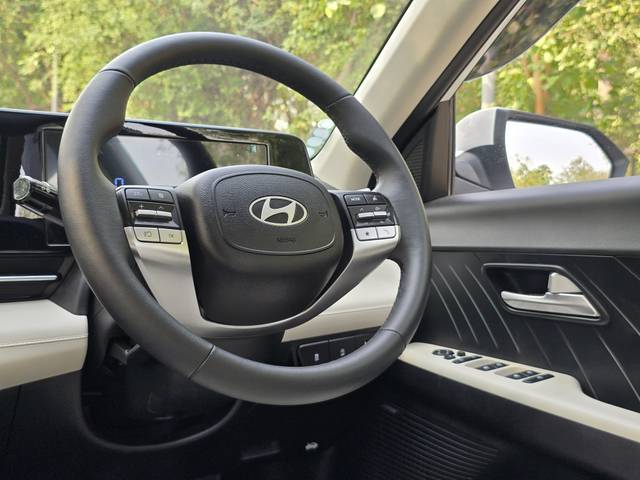 https://images10.gaadi.com/usedcar_image/4588540/original/processed_51018a5aa34a7ae3ca4445ec6a4ea31b.jpg?imwidth=6402