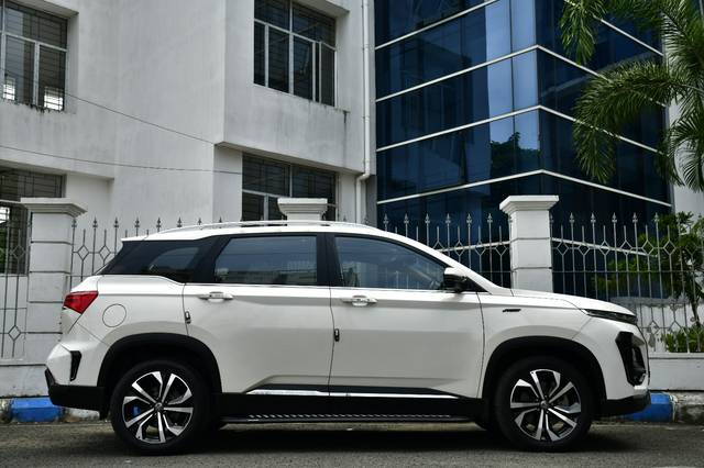 https://images10.gaadi.com/usedcar_image/4588579/original/25f387028661c7a35c7f7274c5c546e3.jpg?imwidth=6401