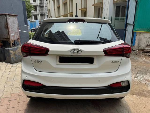 https://images10.gaadi.com/usedcar_image/4588639/original/processed_145e315c90ef5c9c898c15ac3ef8c6ee.jpg?imwidth=6401
