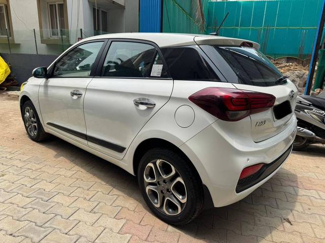 https://images10.gaadi.com/usedcar_image/4588639/original/processed_887026eeecacbb911684e9d0b4c8af31.jpg?imwidth=6402
