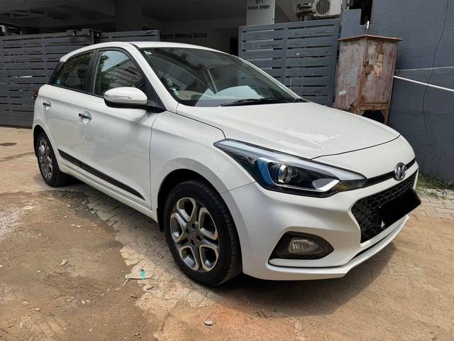 https://images10.gaadi.com/usedcar_image/4588639/original/processed_989667b47a93f1b7b6d446ec7cebd2ff.jpg?imwidth=6400