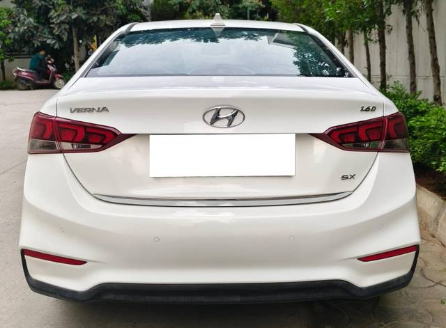 https://images10.gaadi.com/usedcar_image/4588669/original/processed_6b0c23ea-ccef-4acc-af53-43bbeac772db.jpg?imwidth=6402
