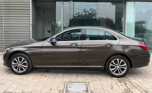 https://images10.gaadi.com/usedcar_image/4588679/original/processed_7b255518b00bdceb07d08e704d3022fb.jpg?imwidth=6402