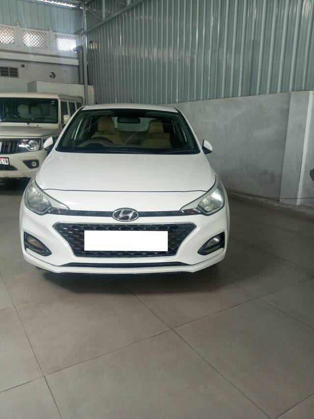 https://images10.gaadi.com/usedcar_image/4588681/original/processed_37bb9ae8ed0dbd895ae181a1b800dbc6.jpg?imwidth=6400