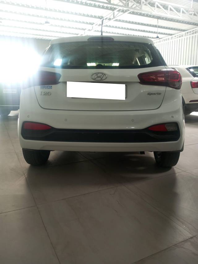 https://images10.gaadi.com/usedcar_image/4588681/original/processed_e8c5ad552c5a2218d72abae07a4f93fa.jpg?imwidth=6402