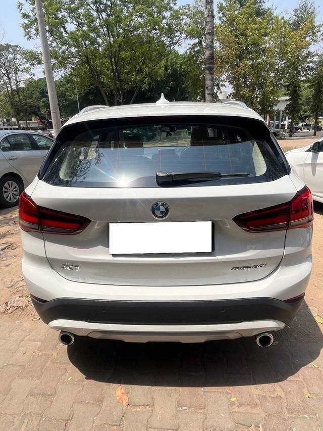 https://images10.gaadi.com/usedcar_image/4588684/original/processed_9da2ed0113bda7d94418b41f413a6c4f.jpg?imwidth=6402