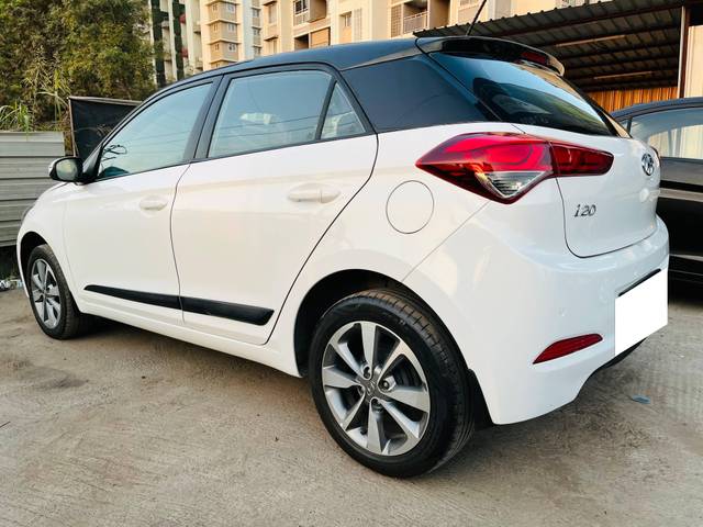https://images10.gaadi.com/usedcar_image/4588685/original/processed_1a88504e-65fa-4267-9305-99bba59b6b3a.jpg?imwidth=6402