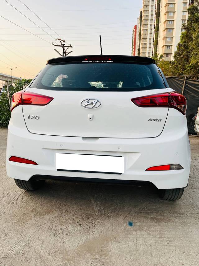 https://images10.gaadi.com/usedcar_image/4588685/original/processed_40cbdfd3-e90c-4fe9-9948-20a584d001cb.jpg?imwidth=6401