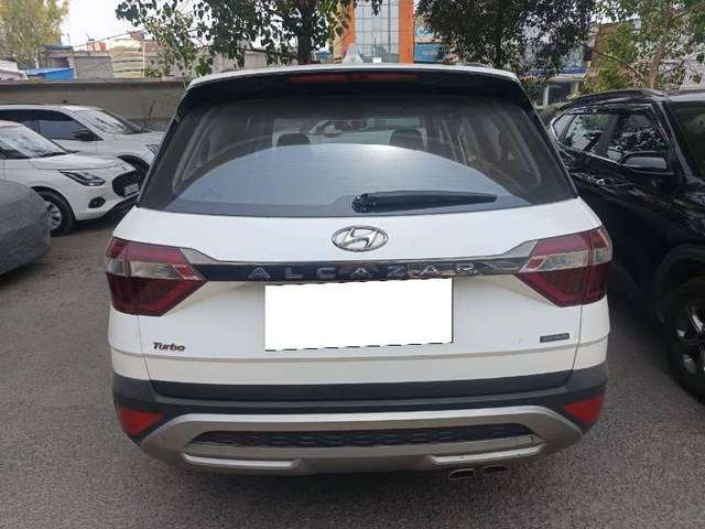 https://images10.gaadi.com/usedcar_image/4588701/original/processed_e62c85df-0fb5-4e51-894c-ffadc05fd008.jpeg?imwidth=6401