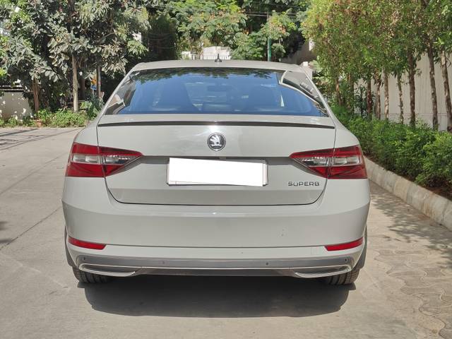 https://images10.gaadi.com/usedcar_image/4588759/original/processed_043195914f53b778ff3e81be5f6bfb12.jpg?imwidth=6402