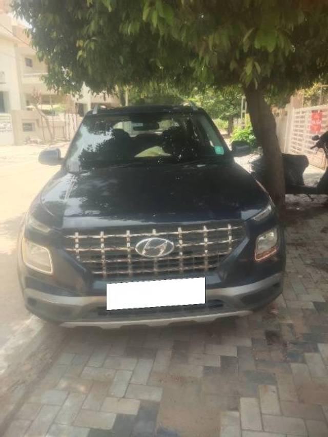 https://images10.gaadi.com/usedcar_image/4588767/original/processed_e31f593f-9553-492b-a018-7bd5ff481998.jpg?imwidth=6400
