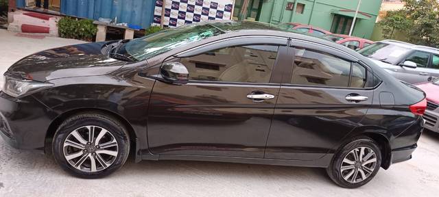 https://images10.gaadi.com/usedcar_image/4588787/original/a791e01c63cf627ef47a8800d7688118.jpg?imwidth=6402